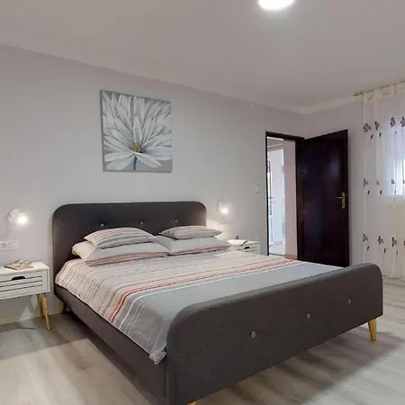 Beachfront Mihovil - With Private Pool * Kaštel Štafilić