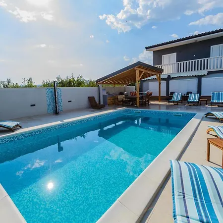 Beachfront Mihovil - With Private Pool Apartament *