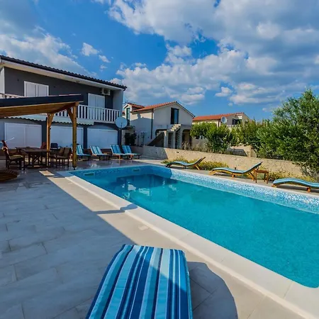 Beachfront Mihovil - With Private Pool Apartament