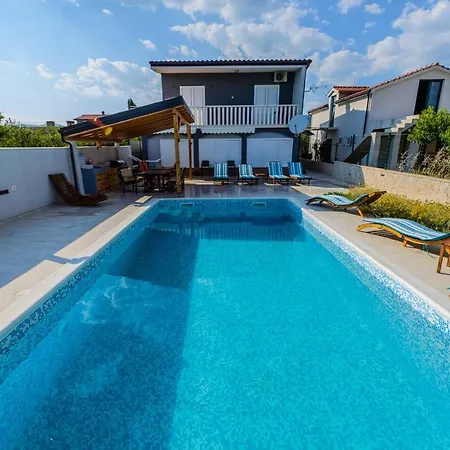 Beachfront Mihovil - With Private Pool Apartament