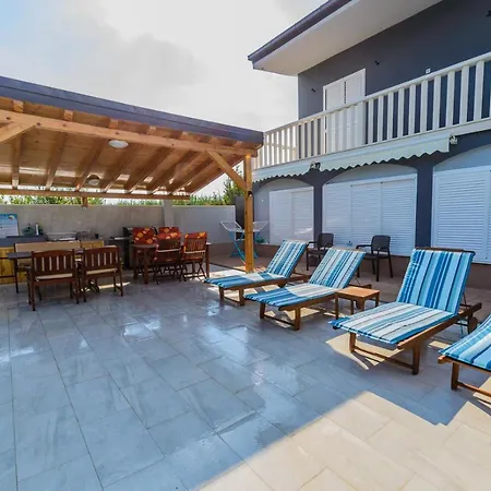 Beachfront Mihovil - With Private Pool Apartament Kaštel Štafilić